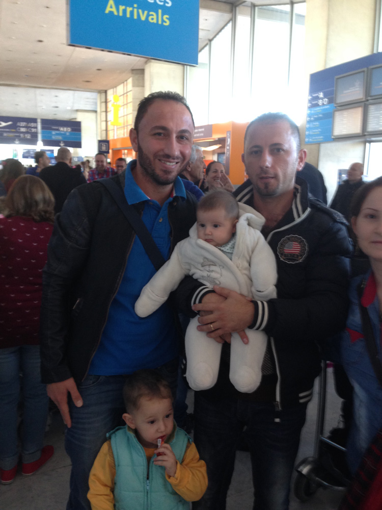 Rafet-a-droite-son-frere-et