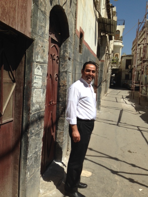Le p. Elias Tabeth dans les rues de Bab Touma.