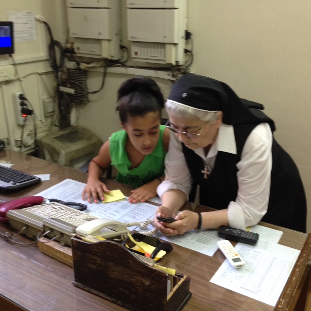 Soeur Odile, directrice du sanctuaire Saint Paul, avec la petite Marie, orpheline recueillie par les sœurs.