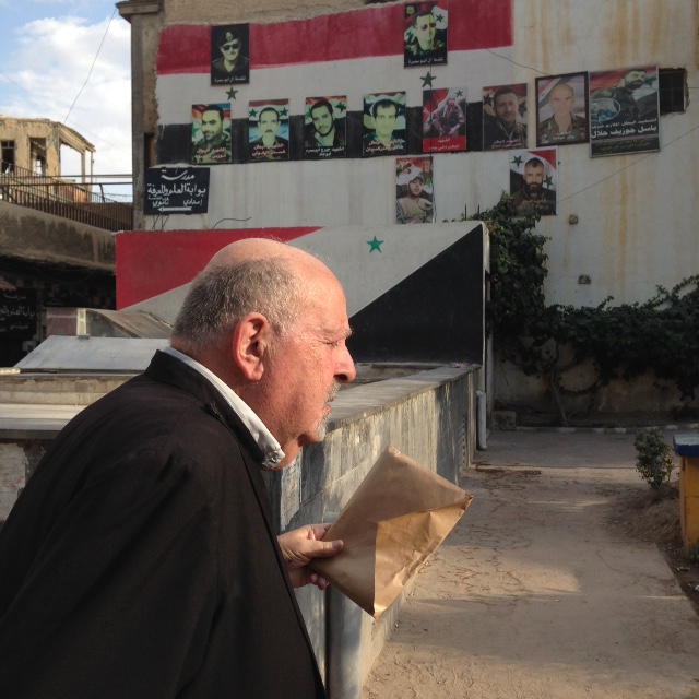Le P. Nacouz au jardin des martyrs chrétiens.