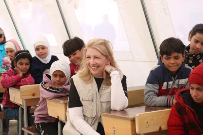 Catherine Russell directrice de l'Unicef avace un groupe d'enfants