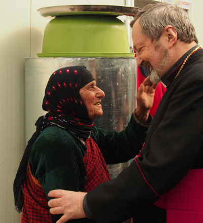 Mgr Gollnisch avec une dame réfugiée à Erbil